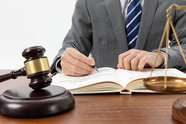 Legal Analyst vs. Paralegal - What’s The Difference?