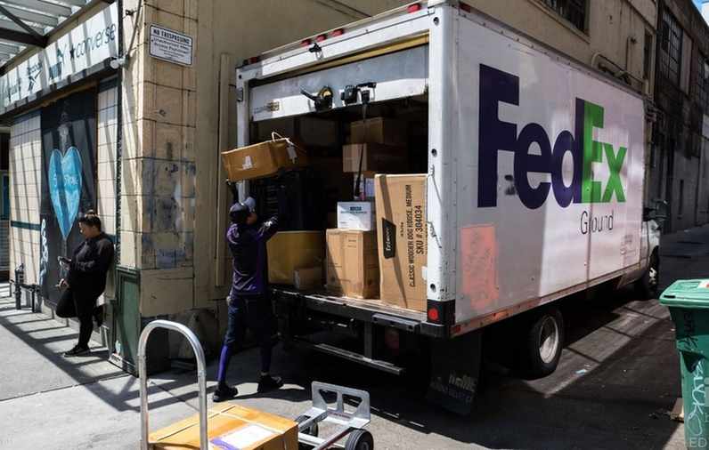 What Does a FedEx Material Handler Do?