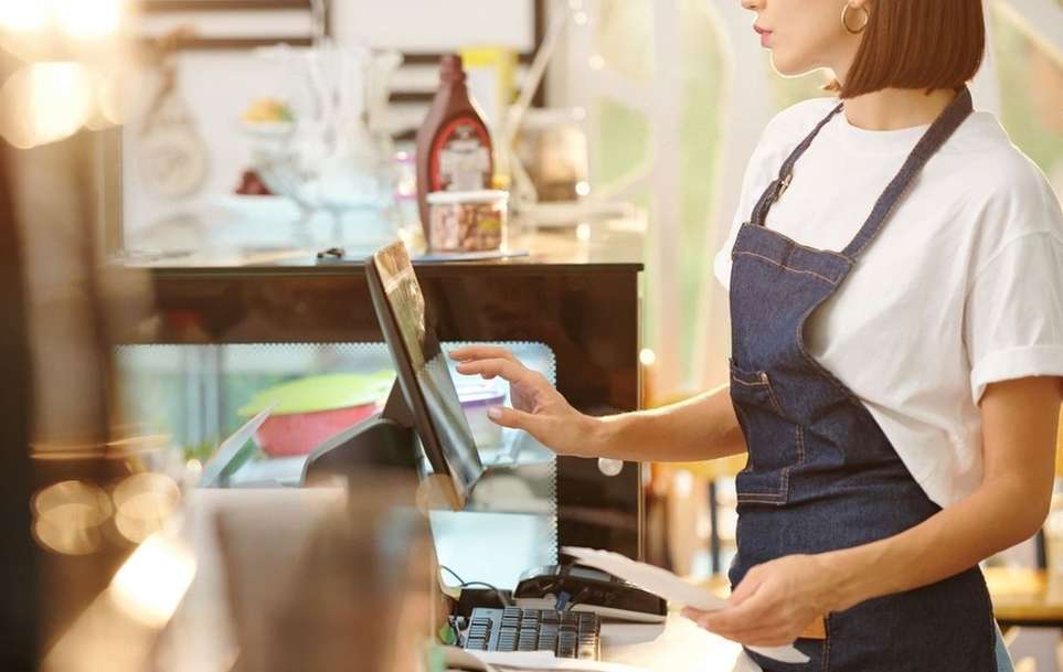 What Does a Restaurant Cashier Do?